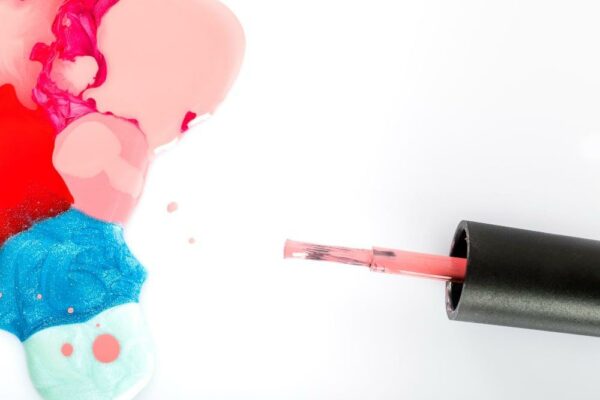 Nagellack auf weißem Hintergrund. Steht als Symbolbild für den Ratgeber Nagellack entsorgen.