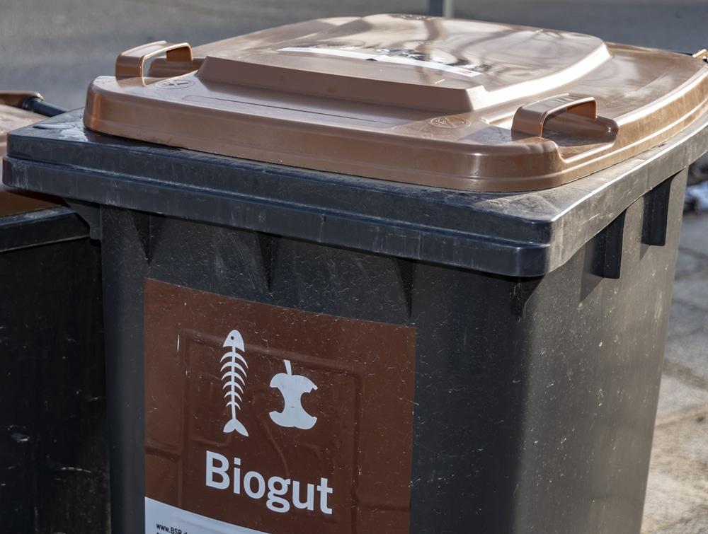 Eine Biotonne mit der Aufschrift Biogut